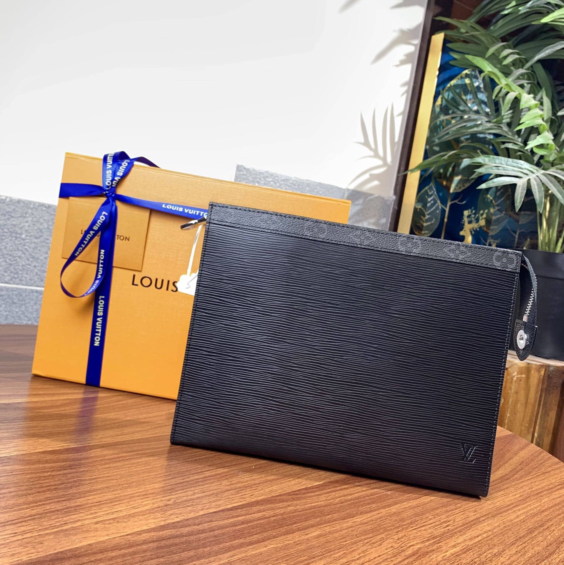 L0vis Vvtt0n Monogram Eclipse Epi Replica Pochette Voyage MM M67736