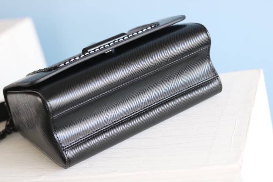 L0vis Vvtt0n Textured Epi Leather Twist Series Bag