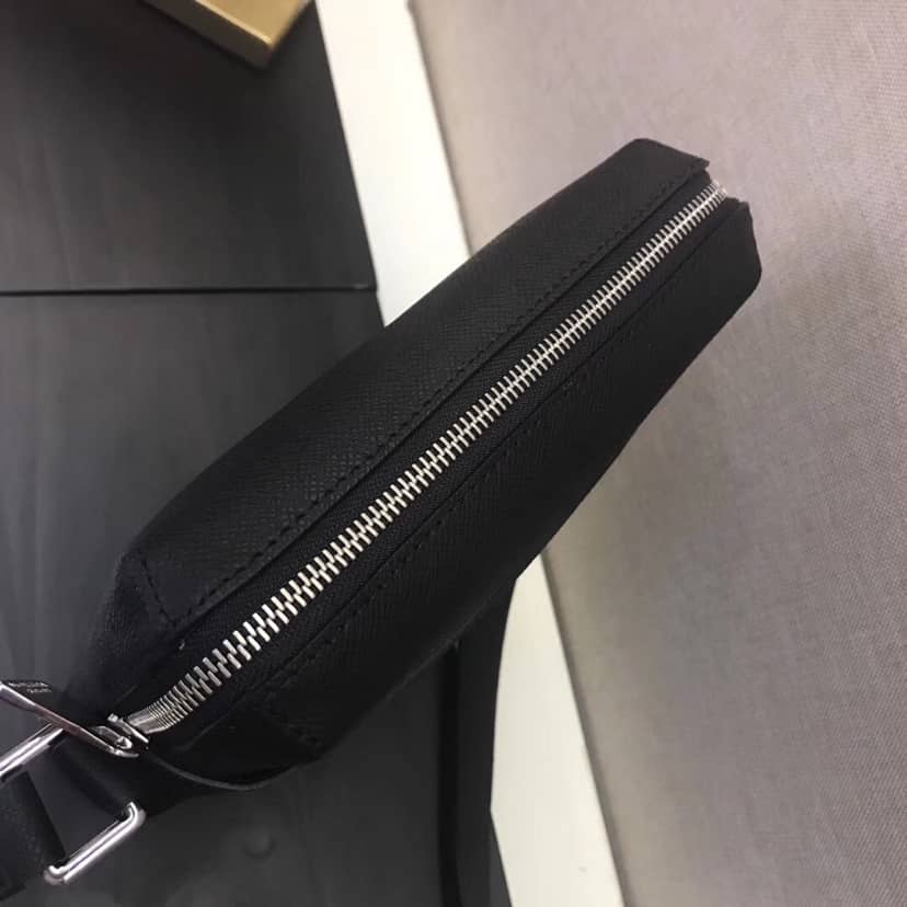 L0vis Vvtt0n Taiga Pochette Grigori Mens Shoulder Bag Replica Black M30505