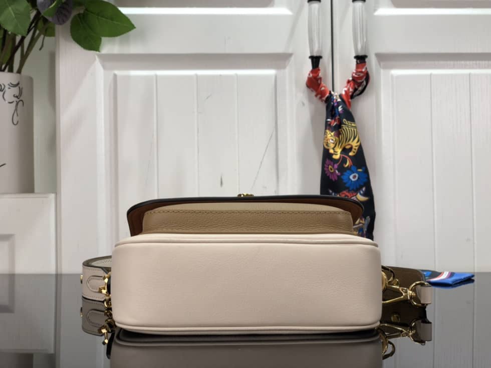 L0vis Vvtt0n Lockme Tender White M59984 Replica Crossbody Bag