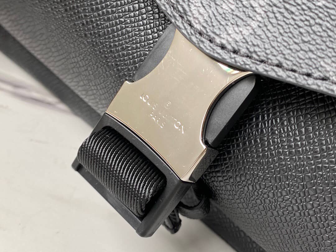 L0vis Vvtt0n Monogram Flap Leather Small Messenger Bag Replica Black M30746