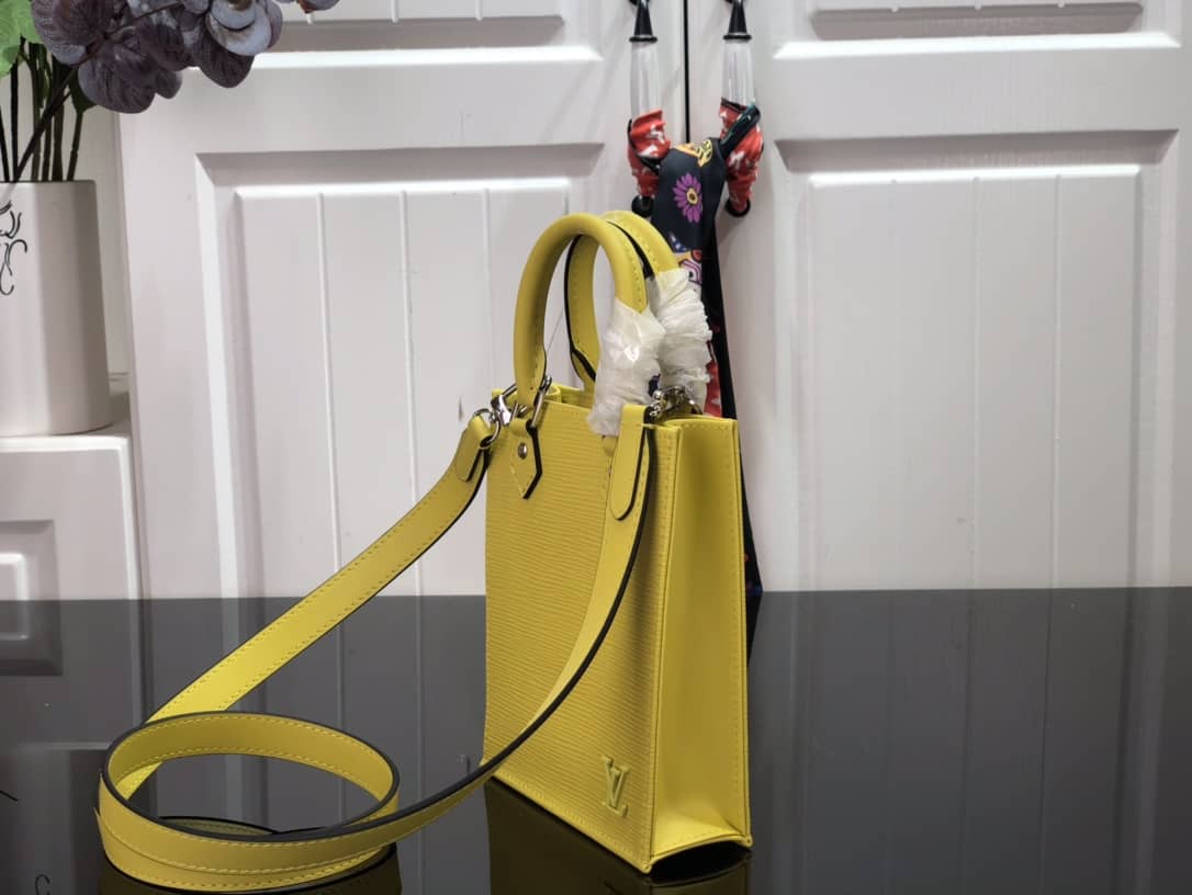 L0vis Vvtt0n Petit Sac Plat Flat Shoulder Bag Replica Yellow M80169