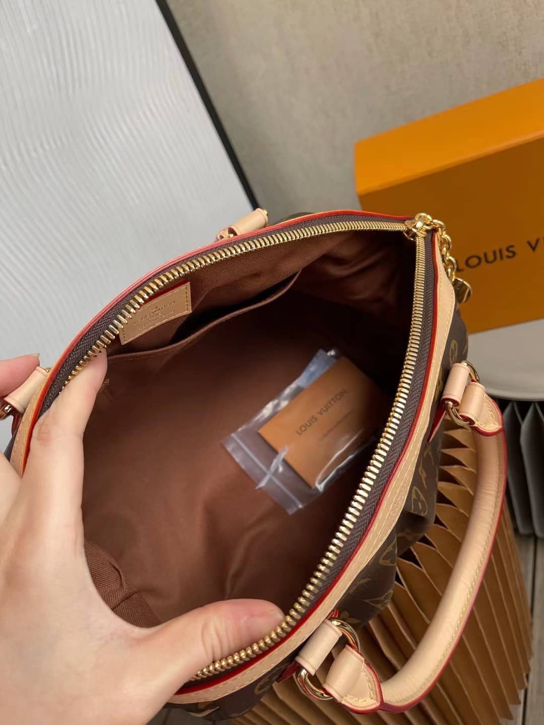 L0vis Vvtt0n Monogram Tivoli PM M40143 Replica Shoulder Bag