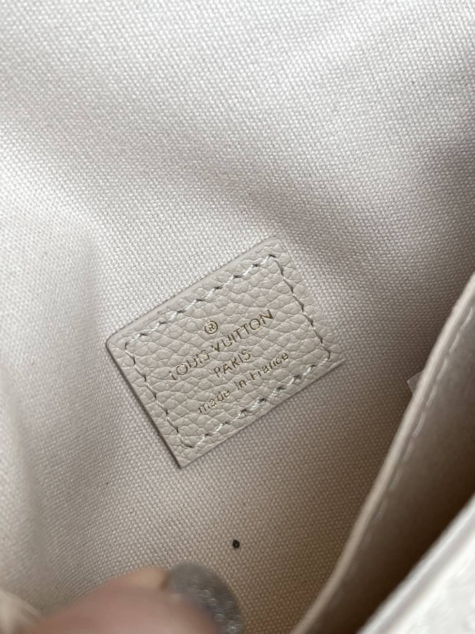 L0vis Vvtt0n Micro Métis Chain Mini Pouch M81390 Replica Shoulder Bag