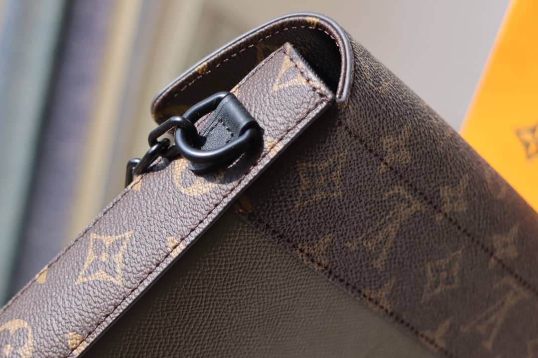 L0vis Vvtt0n Pochette Dupe Voyage Steamer Replica Handbag Green M30583