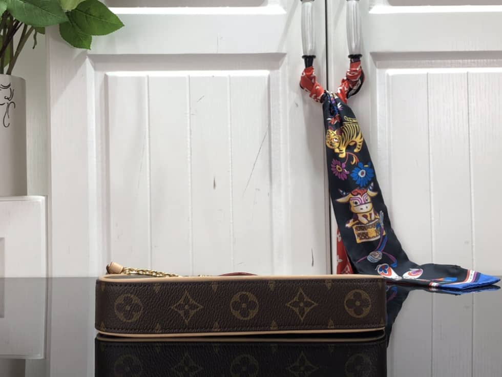 L0vis Vvtt0n Easy Pouch On Strap Monogram M81066 Replica