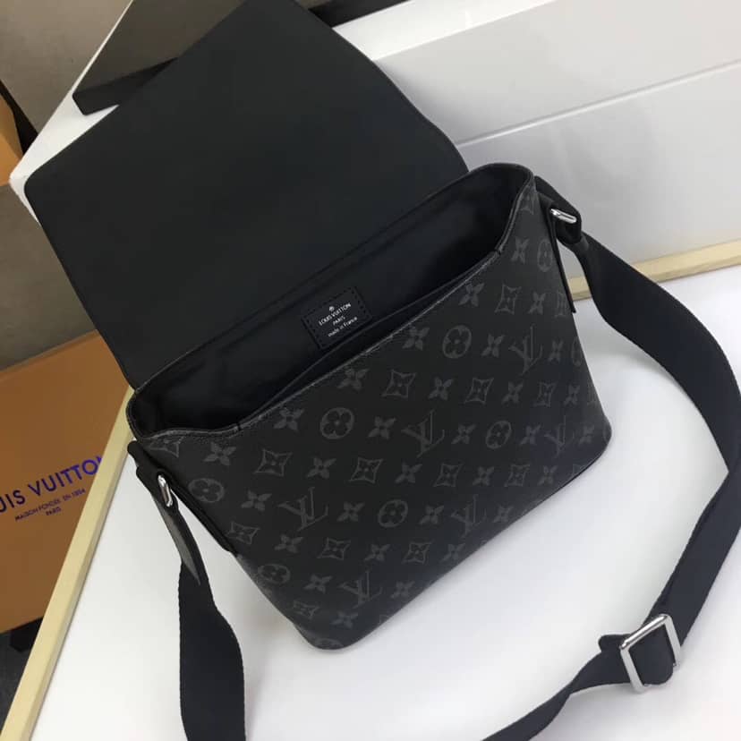 L0vis Vvtt0n District PM Monogram Eclipse Canvas Replica Shoulder Bag M44000