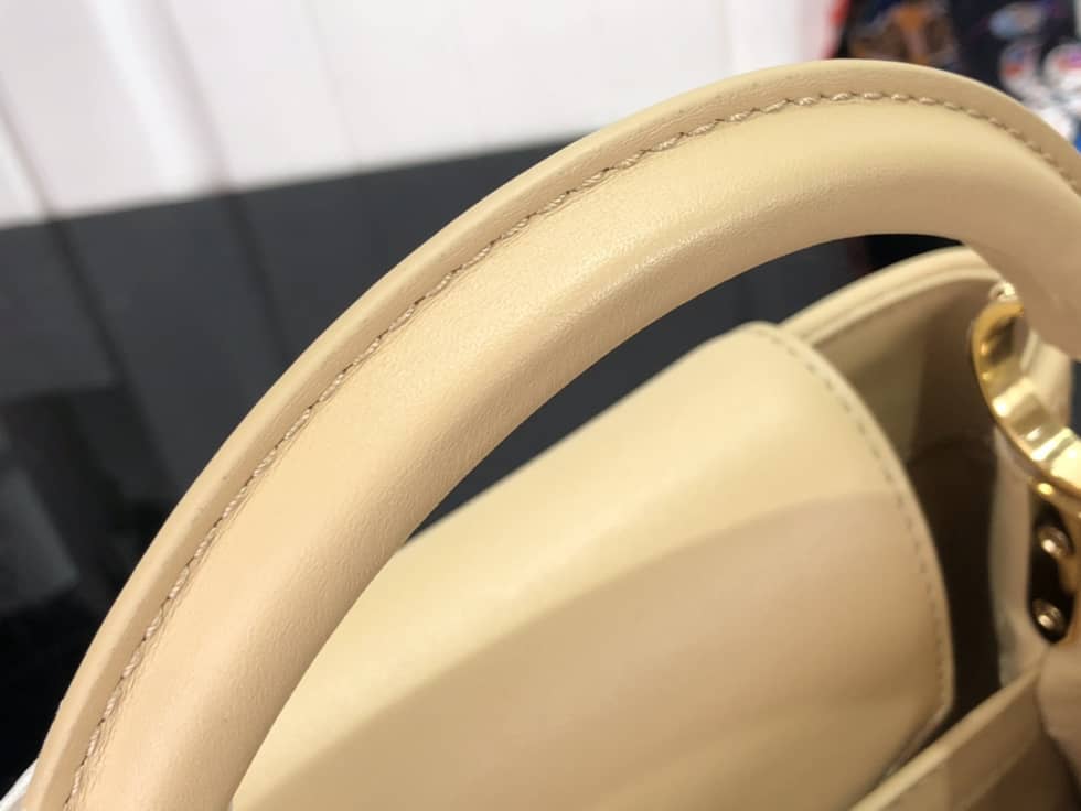 L0vis Vvtt0n Capucines BB Beige M59225 Replica Shoulder Bag