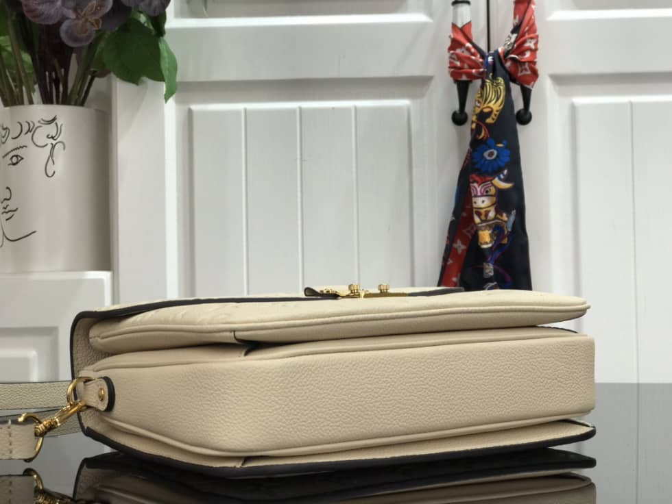 L0vis Vvtt0n Pochette Metis Marine Leather White M44071 Replica Shoulder Bag