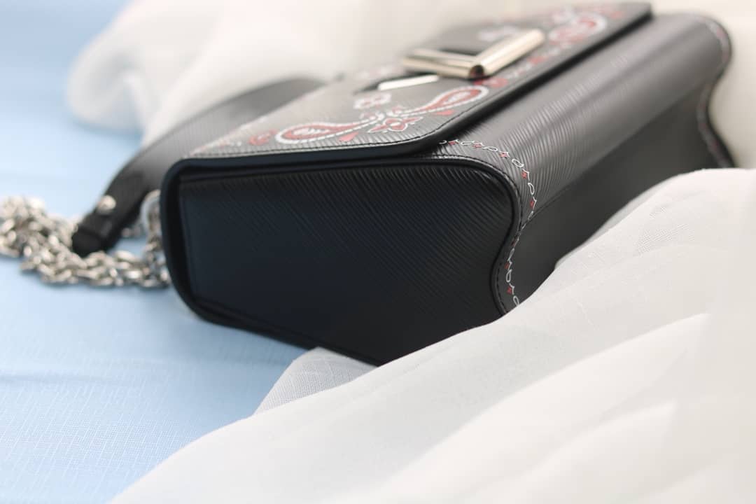 L0vis Vvtt0n Twist Epi Handbag Replica Black M50320