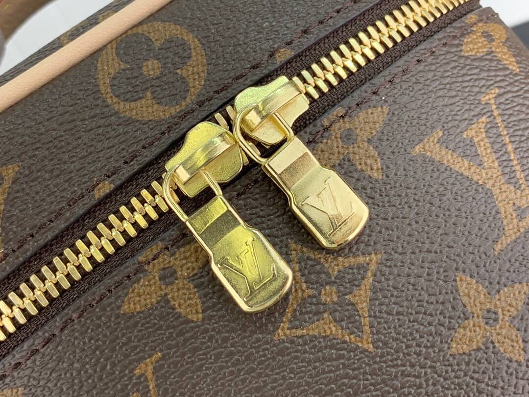 L0vis Vvtt0n Mini Monogram Canvas Beauty Case Replica M44496