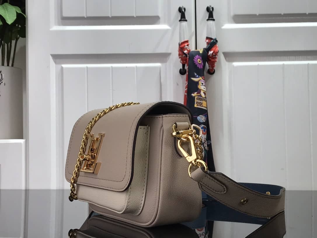 L0vis Vvtt0n Lockme Chain PM Replica Handbag Beige M57073