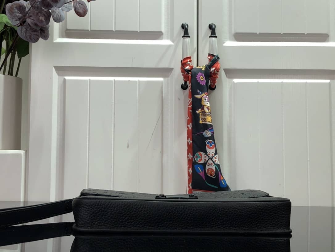 L0vis Vvtt0n S Lock A4 Monogram Taurillon Cowhide Leather Pouch Replica Black M80582