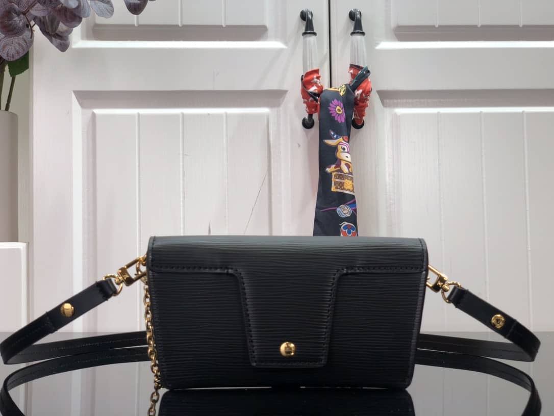 L0vis Vvtt0n Epi Leather Padlock On Strap Replica Bag Black M80819