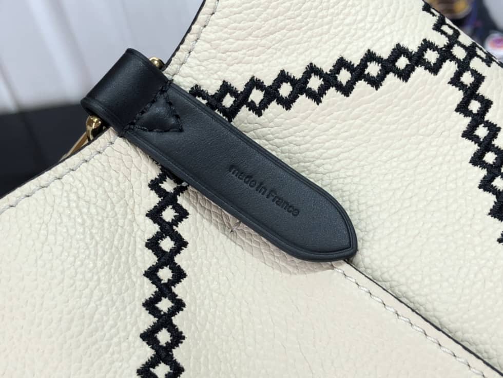 L0vis Vvtt0n NeoNoe MM White M46023 Replica Bucket Bag