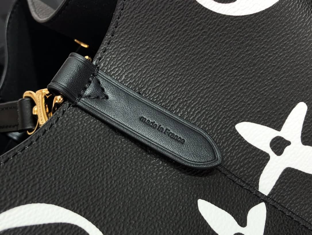 L0vis Vvtt0n Neo Noe Monogram Giant PVC Canvas Replica Shoulder Bag M45821