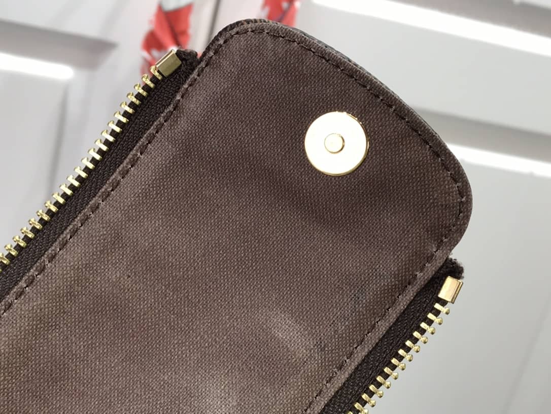 L0vis Vvtt0n King Size Toiletry Bag Replica M47528