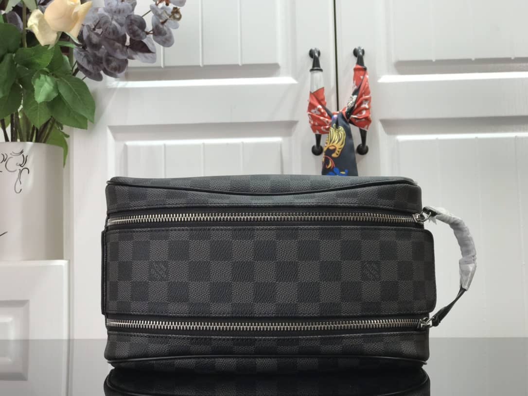 L0vis Vvtt0n King Size Toiletry Bag Replica Black M47528