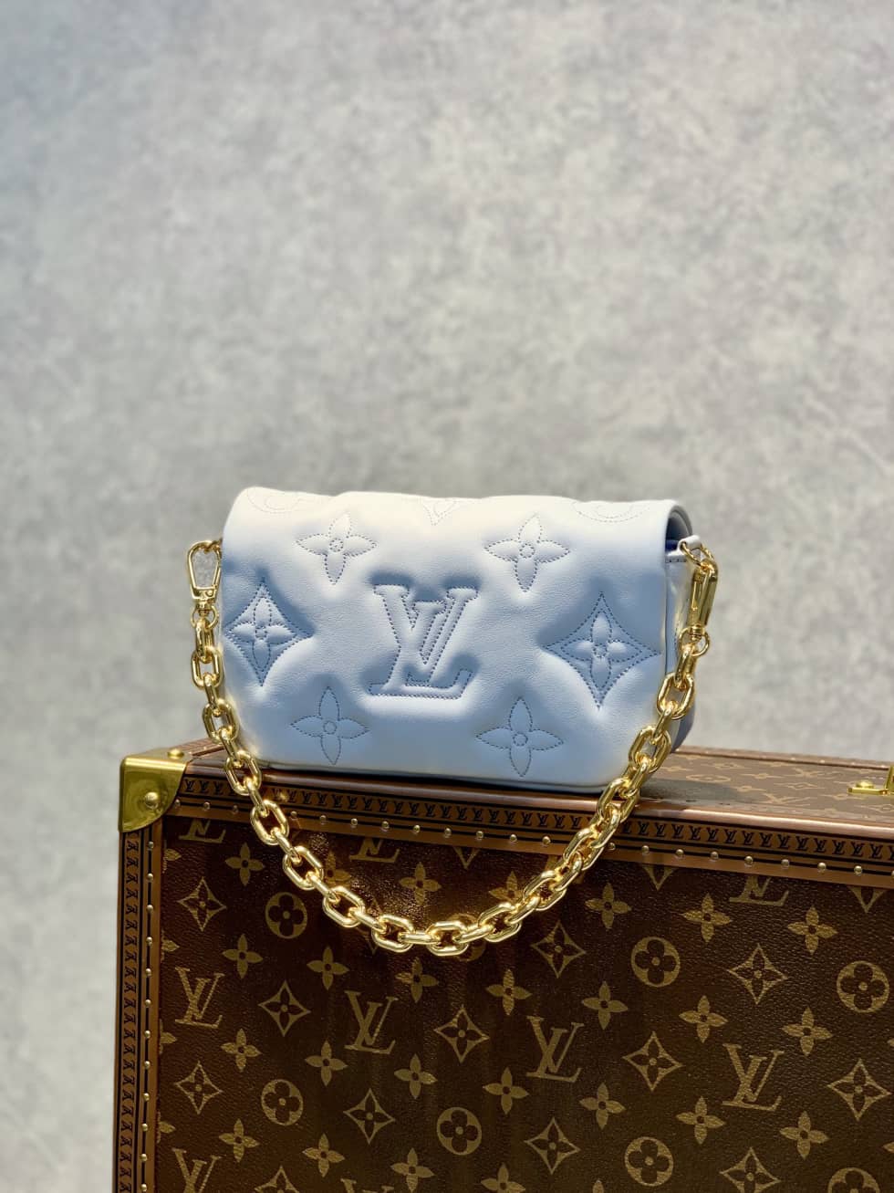 L0vis Vvtt0n Wallet On Strap Bubblegram Blue Glacier M81399 Replica