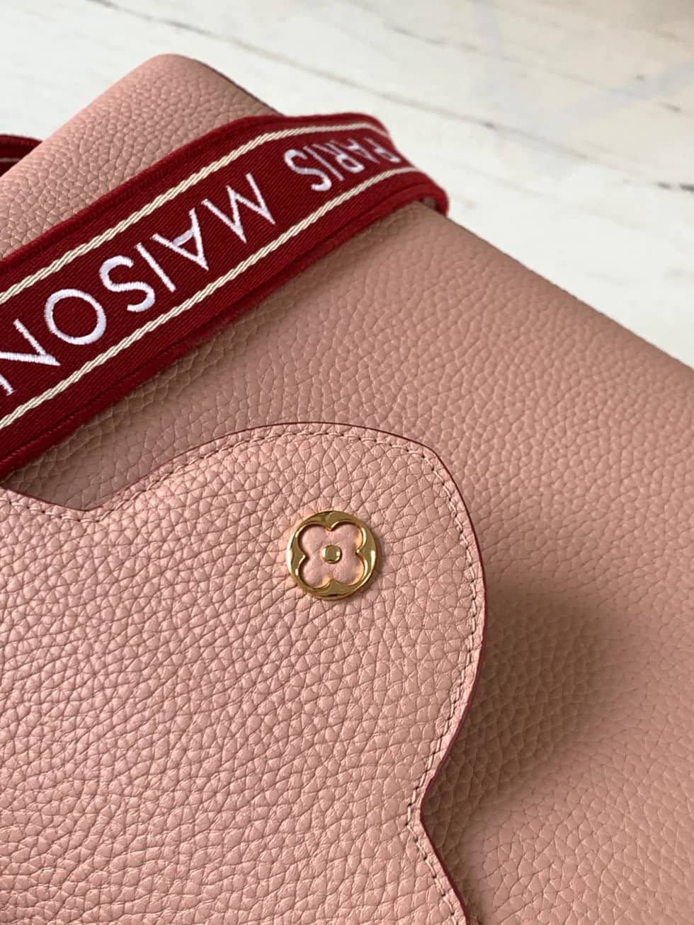 L0vis Vvtt0n Capucines MM Beige And Wine red M58610 Replica Crossbody Bag