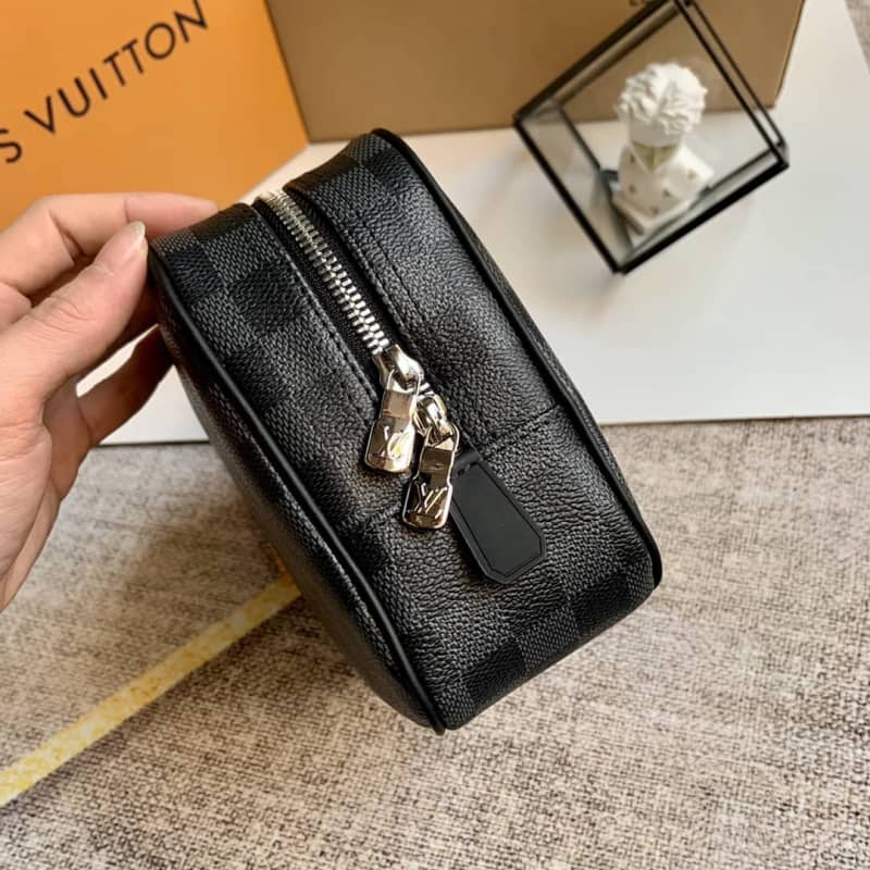 L0vis Vvtt0n Toilet Pouch GM Monogram Eclipse Canvas Replica Black M43383