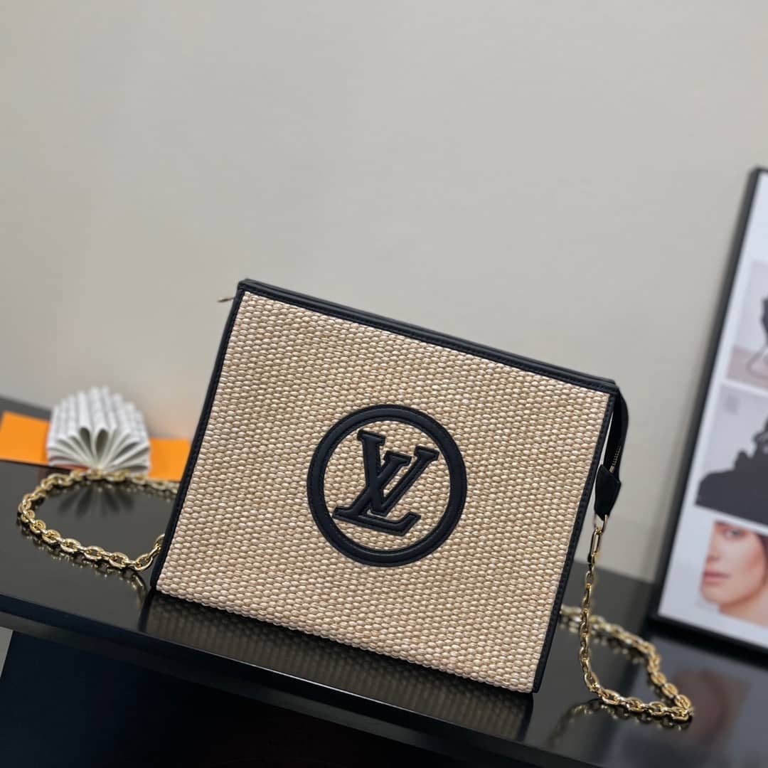 L0vis Vvtt0n Toiletry Pouch on Chain Circle Logo M81366 Replica