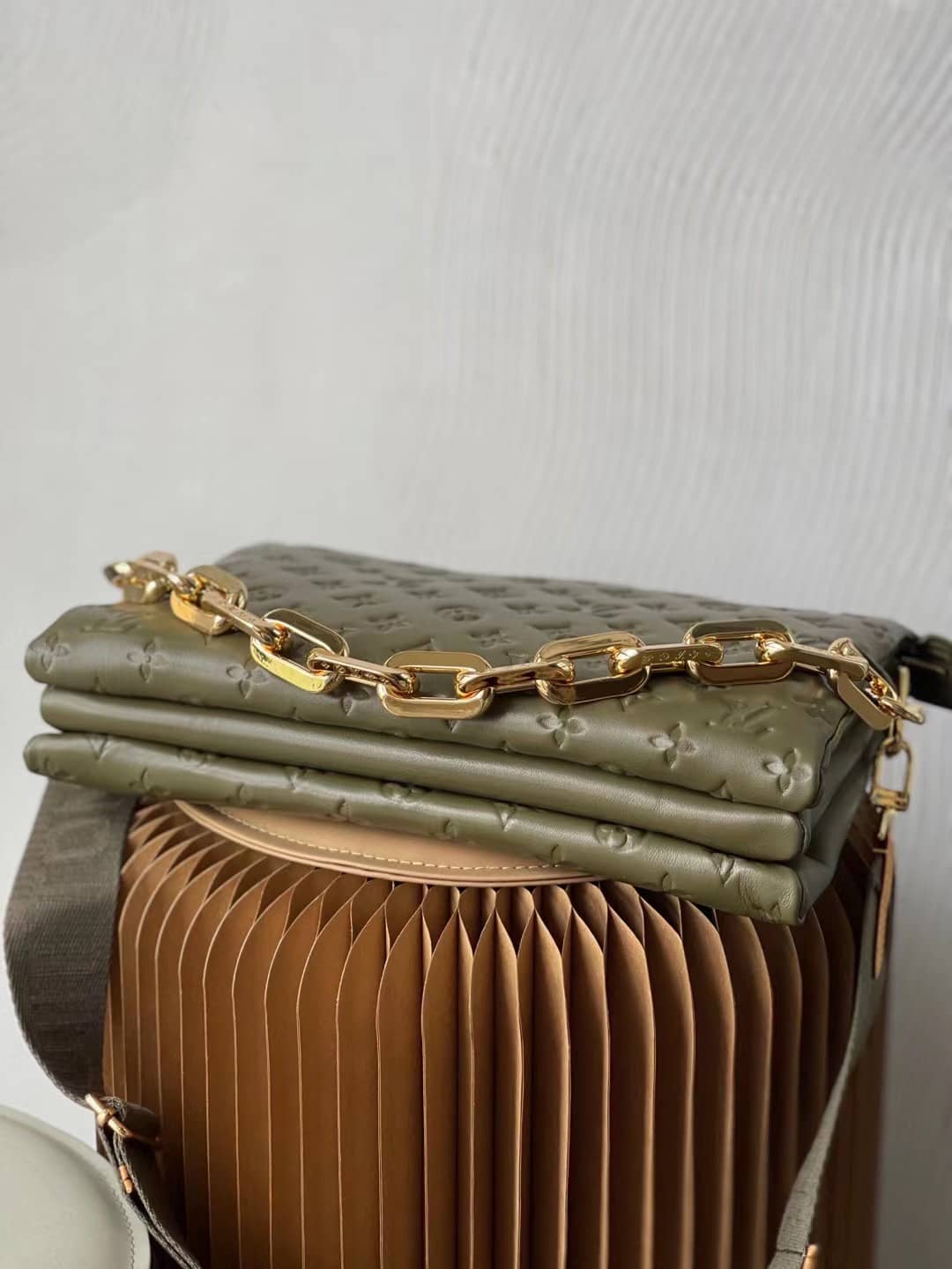 L0vis Vvtt0n Coussin MM Embossed M57782 Replica Shoulder Bag