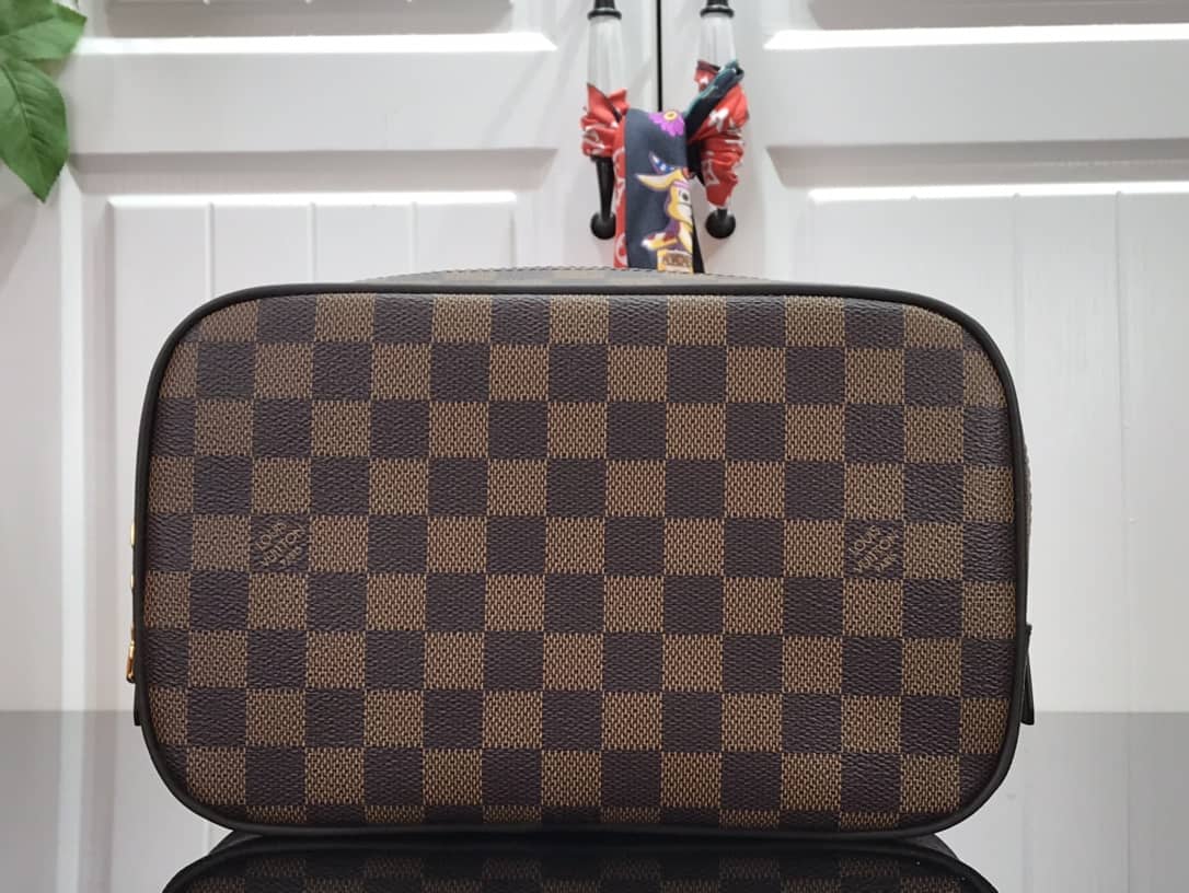 L0vis Vvtt0n Damier Ebene Toiletry Pouch