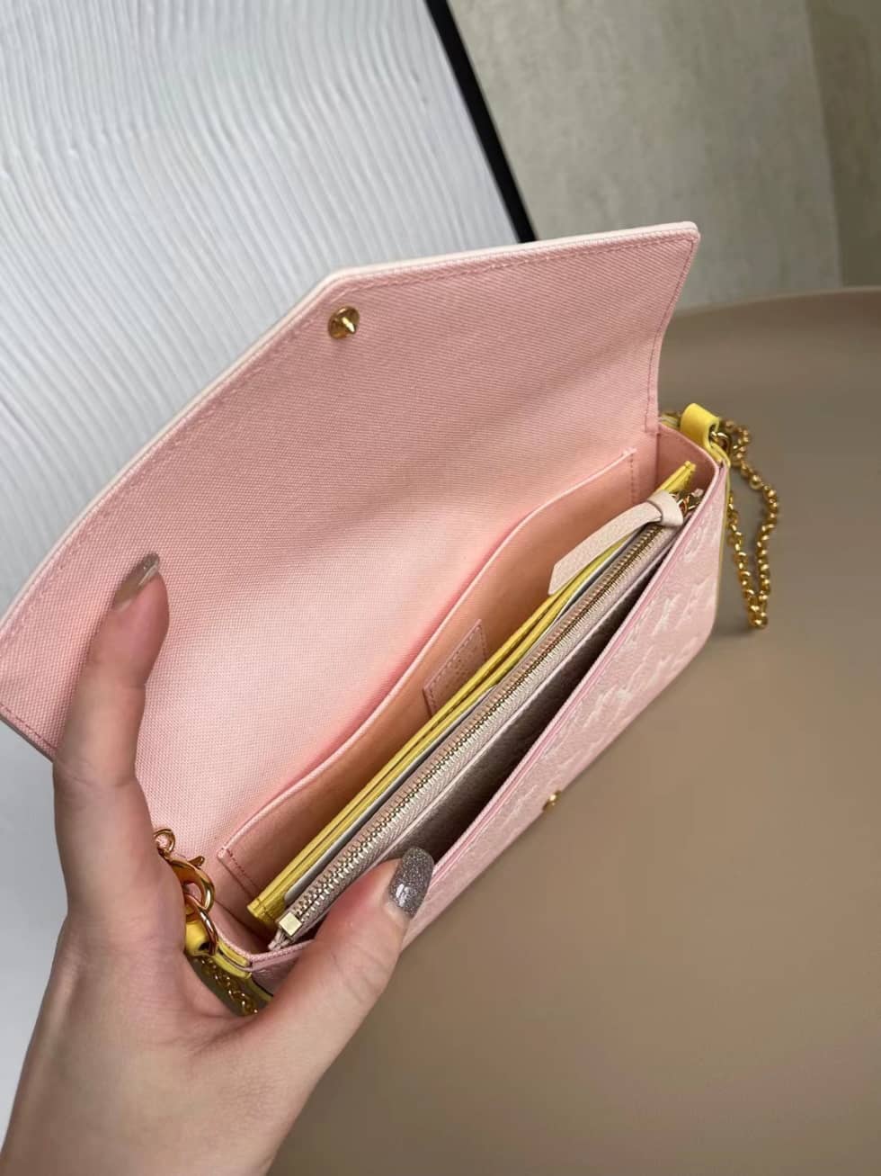 L0vis Vvtt0n Pochette Felicie Monogram Empreinte Pink Beige M81359 Replica