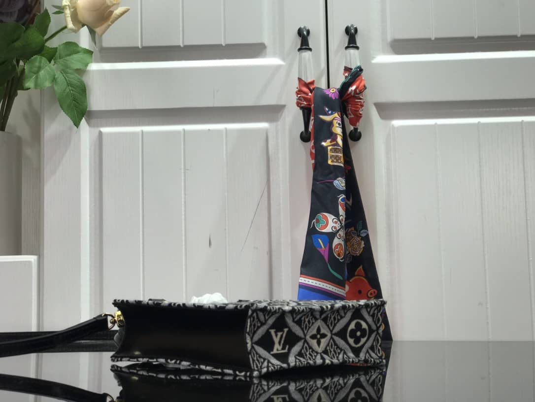 L0vis Vvtt0n Monogram Petit Sac Plat 2Way Replica Shoulder Bag Black M69442