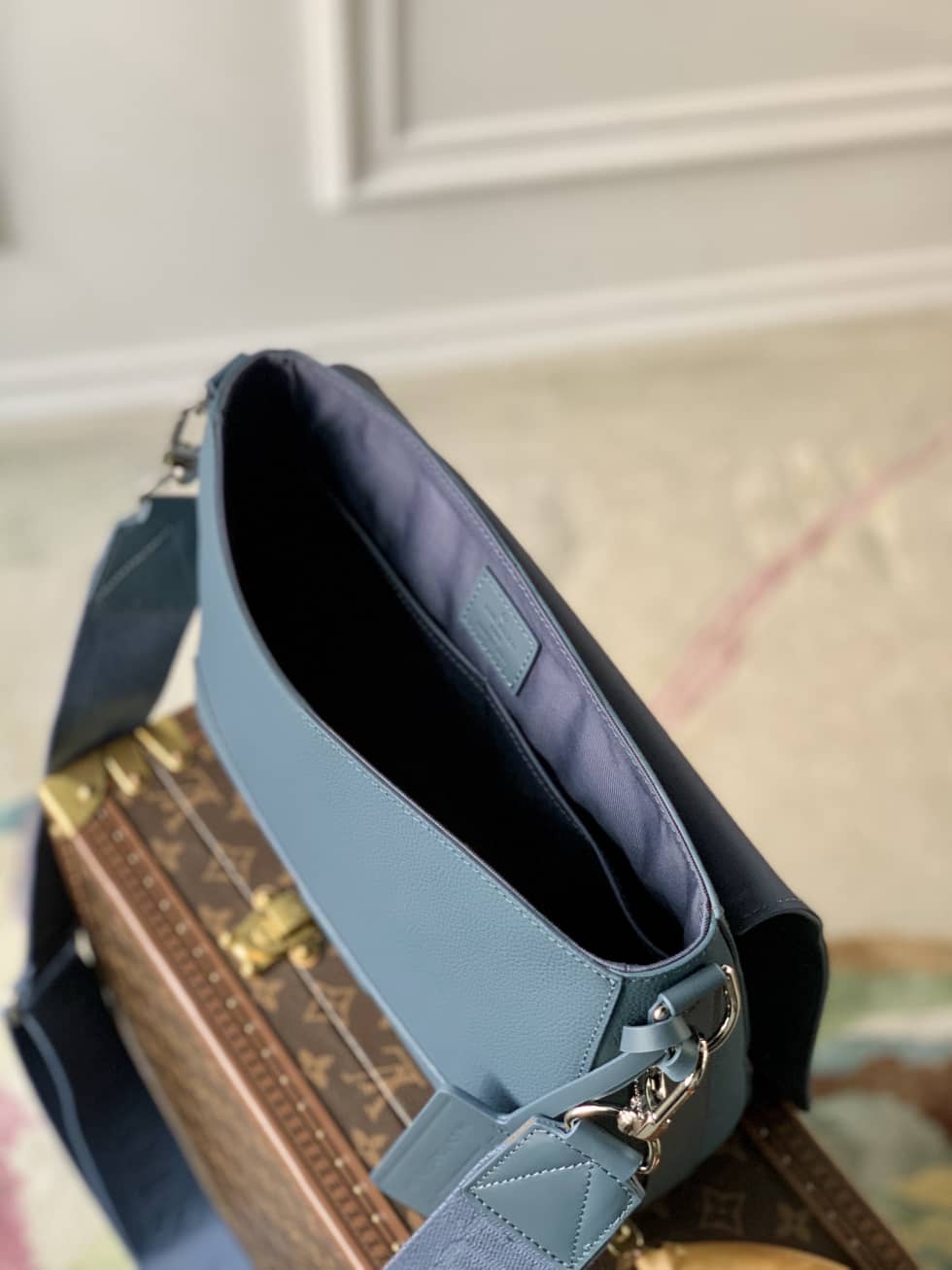 L0vis Vvtt0n Aerogram Calfskin Blue M59327 Replica Messenger Bag