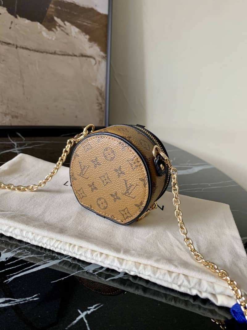 L0vis Vvtt0n Petite Boite Chapeau Necklace Replica Bag M68577