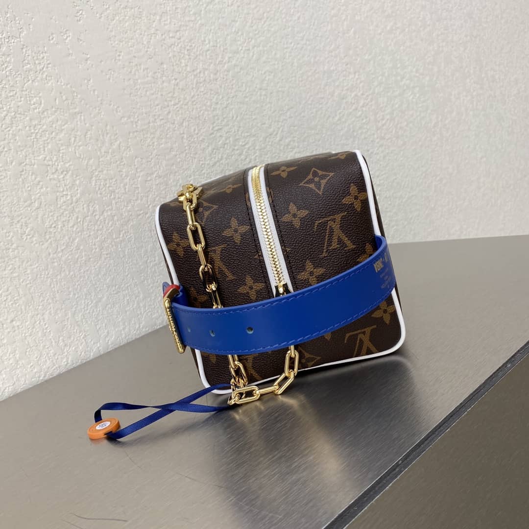 L0vis Vvtt0n NBA Monogram Cloakroom Dopp Kit Replica Bag M45588