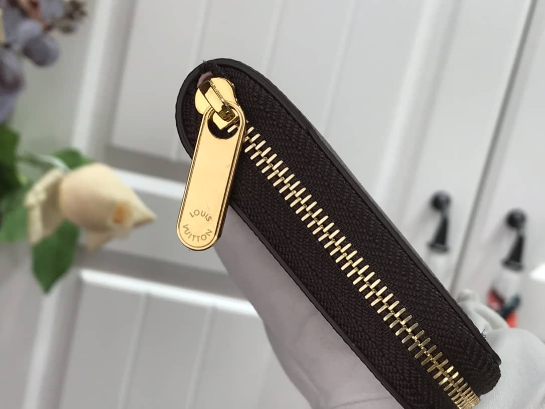 l0vis vvtt0n mini pochette accessoires u1u1enne christmas edition replica bag n60402