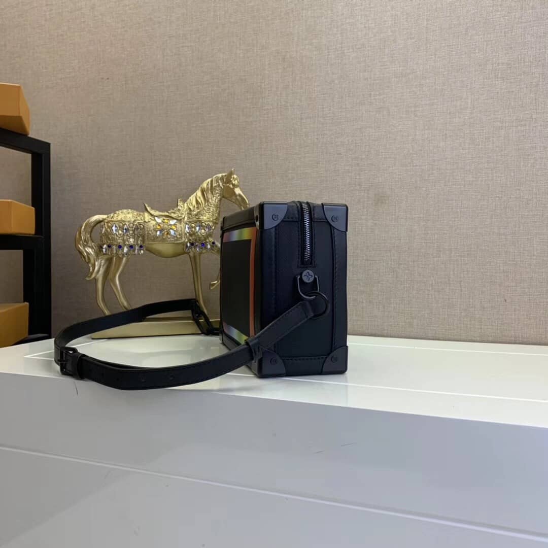 L0vis Vvtt0n Soft Trunk Taiga Leather Rainbow Replica M30341