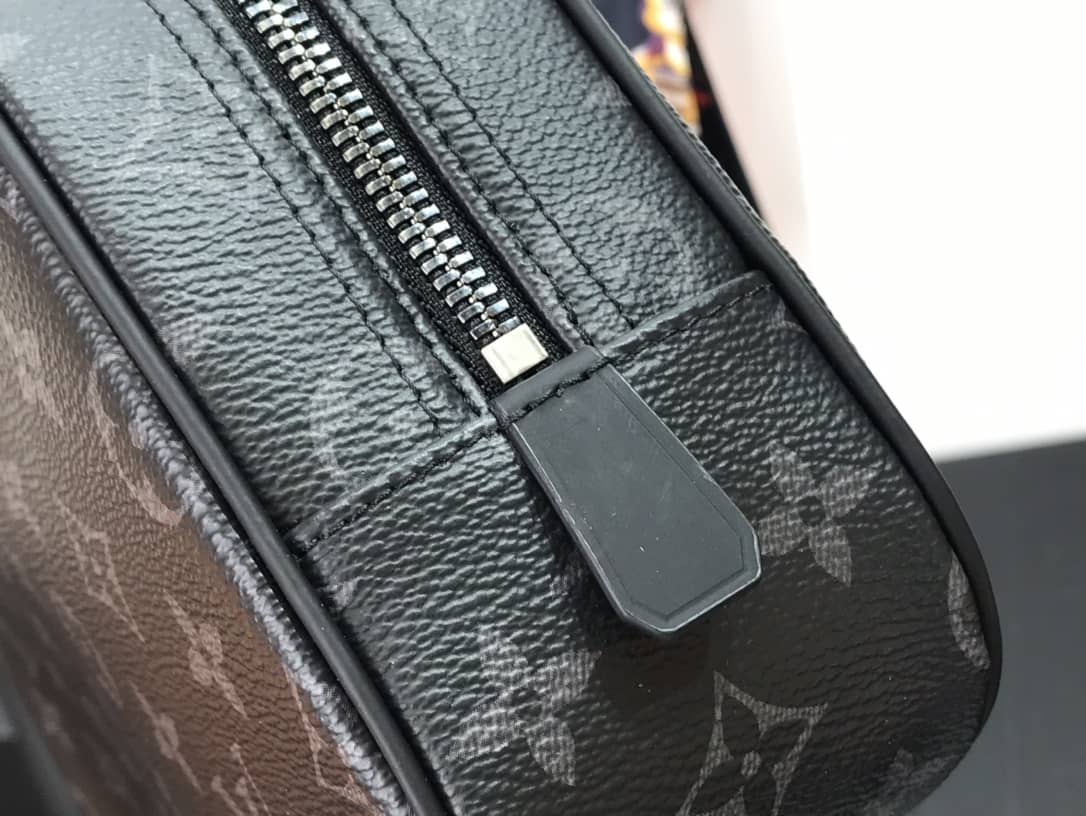 L0vis Vvtt0n Monogram Eclipse Toiletry Pouch M43383