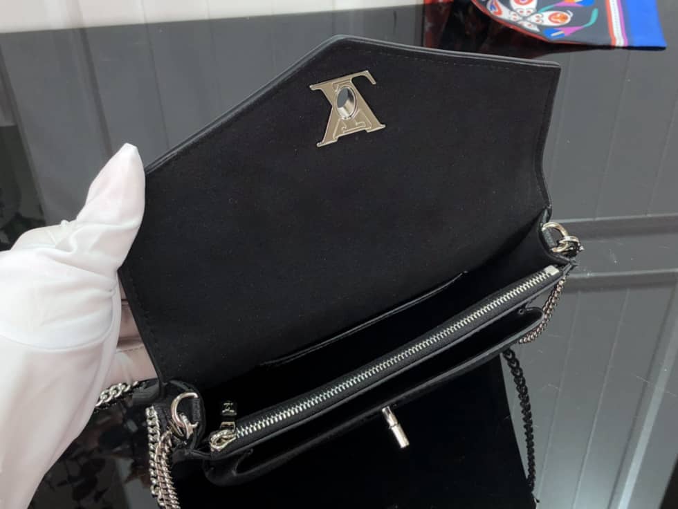 L0vis Vvtt0n Pochette Lock Me Chain M63980 Replica Crossbody Bag