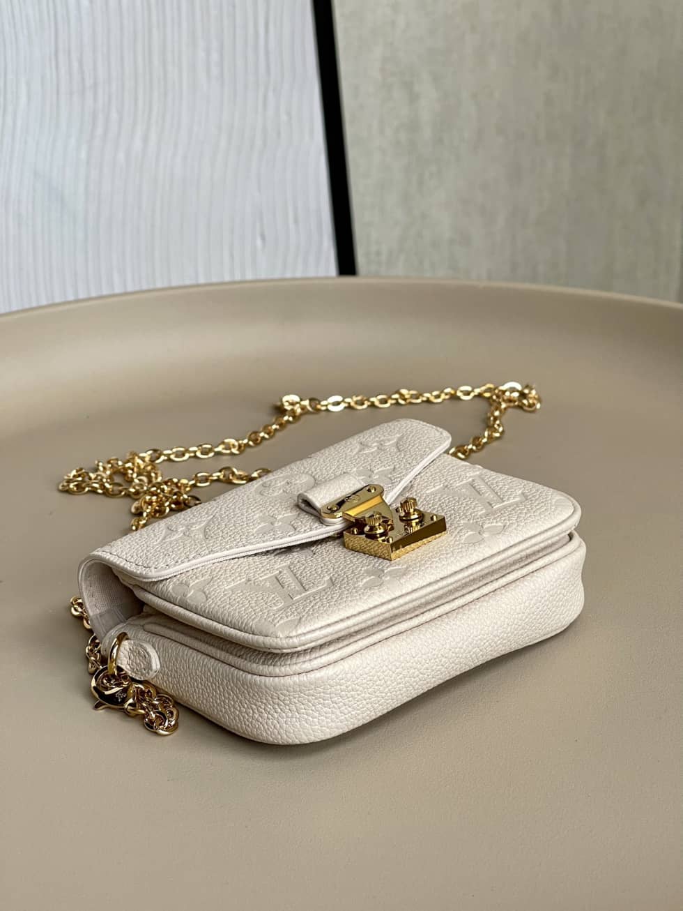 L0vis Vvtt0n Micro Métis Chain Mini Pouch M81390 Replica Shoulder Bag