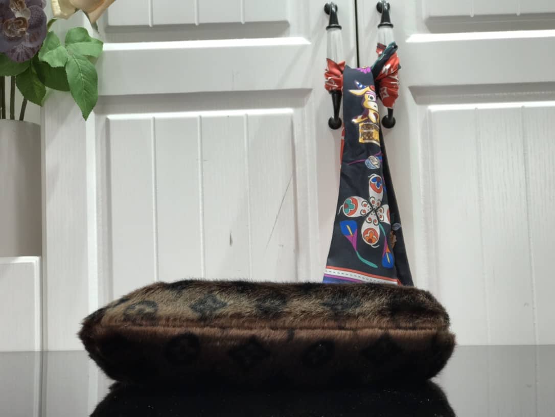L0vis Vvtt0n Mink Monogram Vision Milla MM Pochette