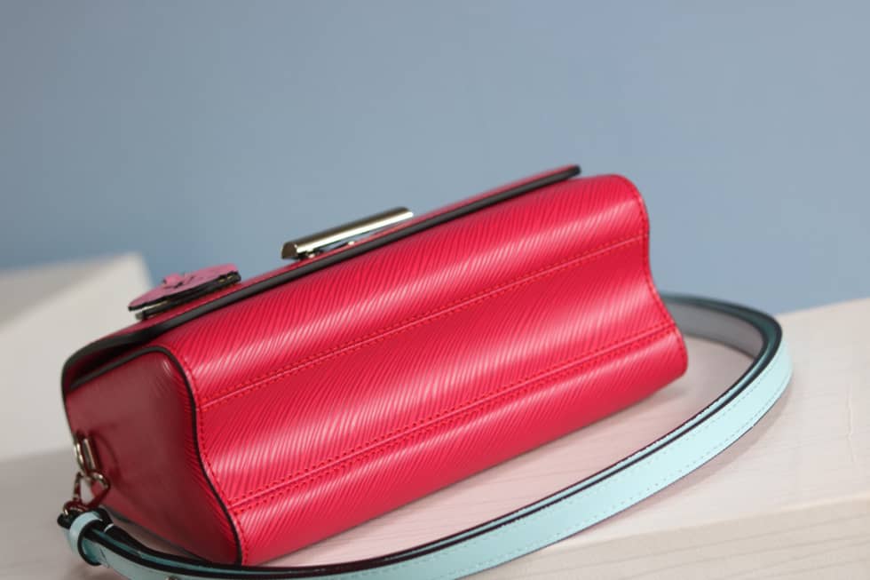 L0vis Vvtt0n Epi Twist PM Chain Red M50332 Replica Crossbody Bag