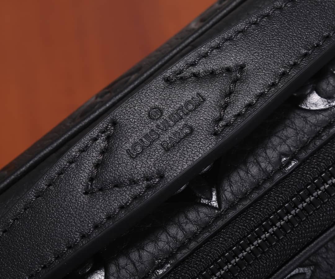 L0vis Vvtt0n S Lock Messenger Bag Replica Black M58489