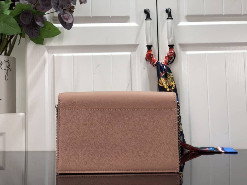 L0vis Vvtt0n Pochette Lock Me Chain M63980 Replica Crossbody Bag