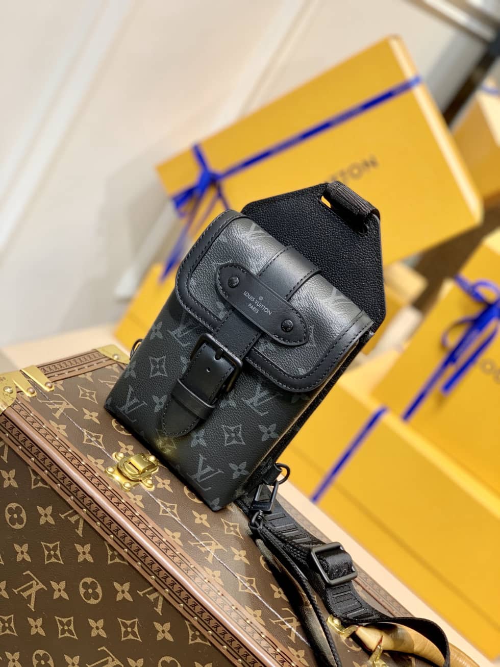 L0vis Vvtt0n Saumur Slingbag Monogram Eclipse M45912 Replica Shoulder Bag