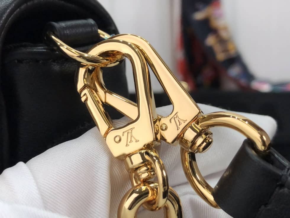 L0vis Vvtt0n Wallet On Strap Bubblegram Black M81399 Replica