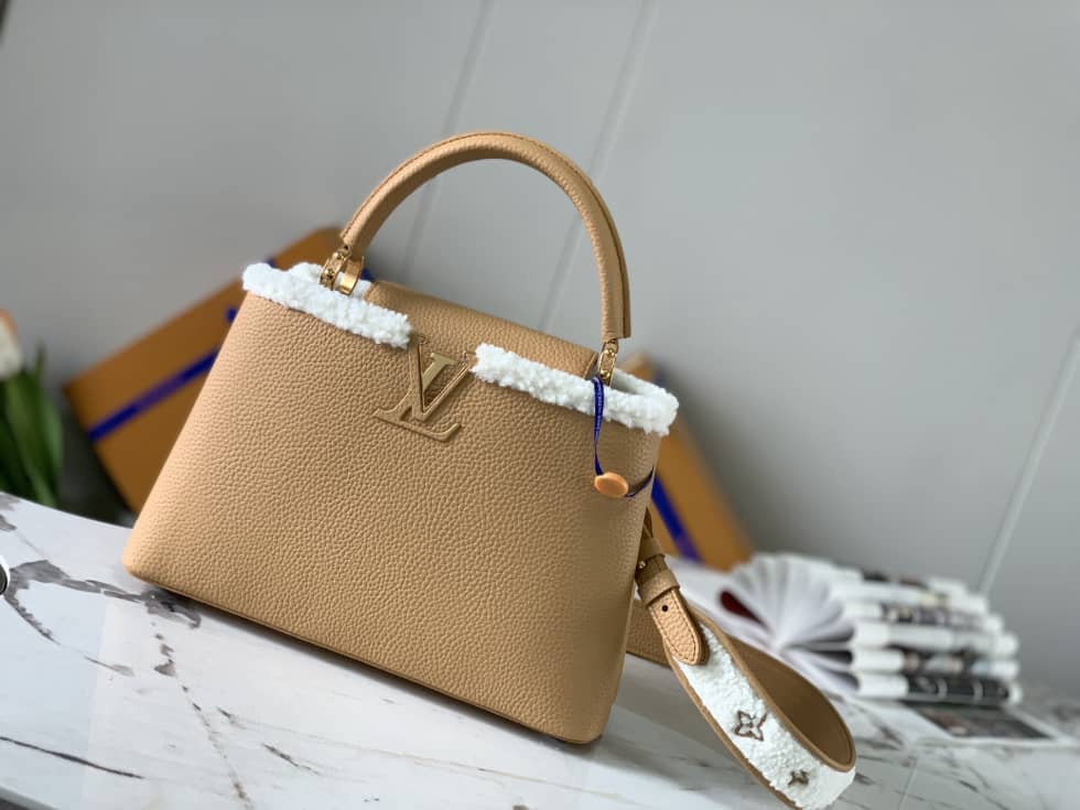 L0vis Vvtt0n Capucines MM Beige M59073 Replica Crossbody Bag