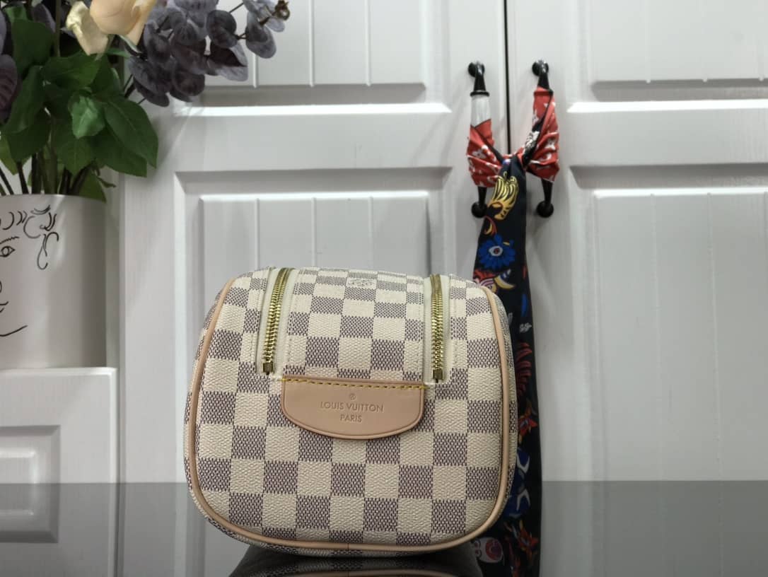 L0vis Vvtt0n King Size Toiletry Bag Replica White M47528