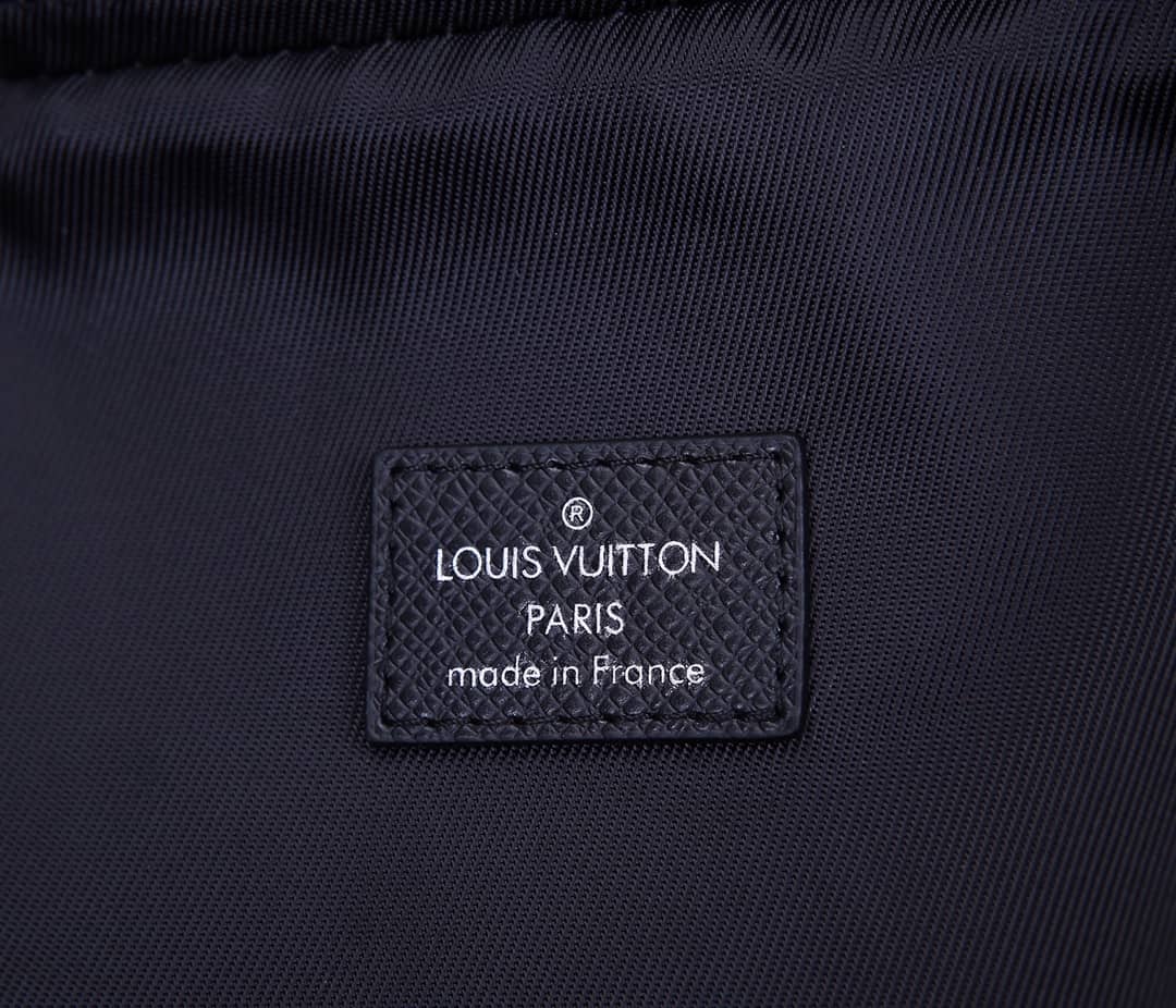 L0vis Vvtt0n Avenue Taiga Leather Replica Sling Bag M30443