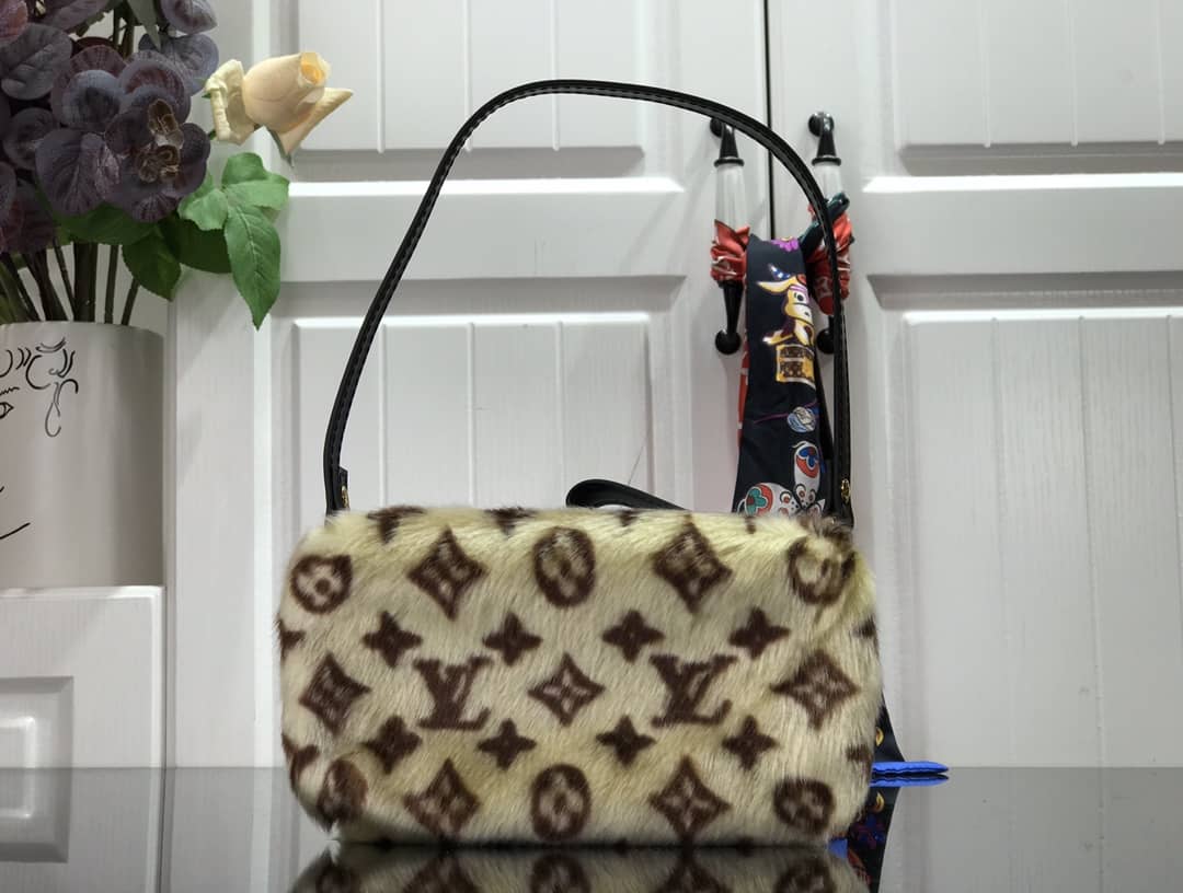 L0vis Vvtt0n Mink Monogram Vision Milla PM Pochette