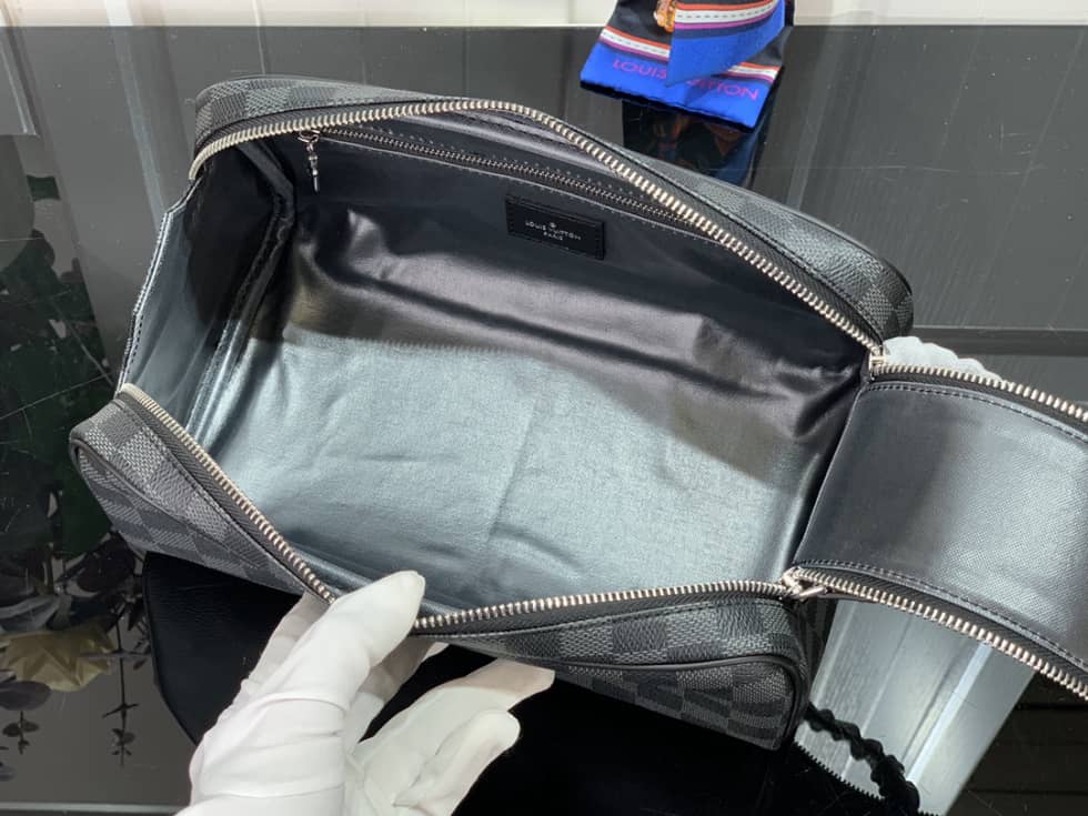 L0vis Vvtt0n Dopp Kit Toilet Pouch Monogram Canvas M44494 Replica