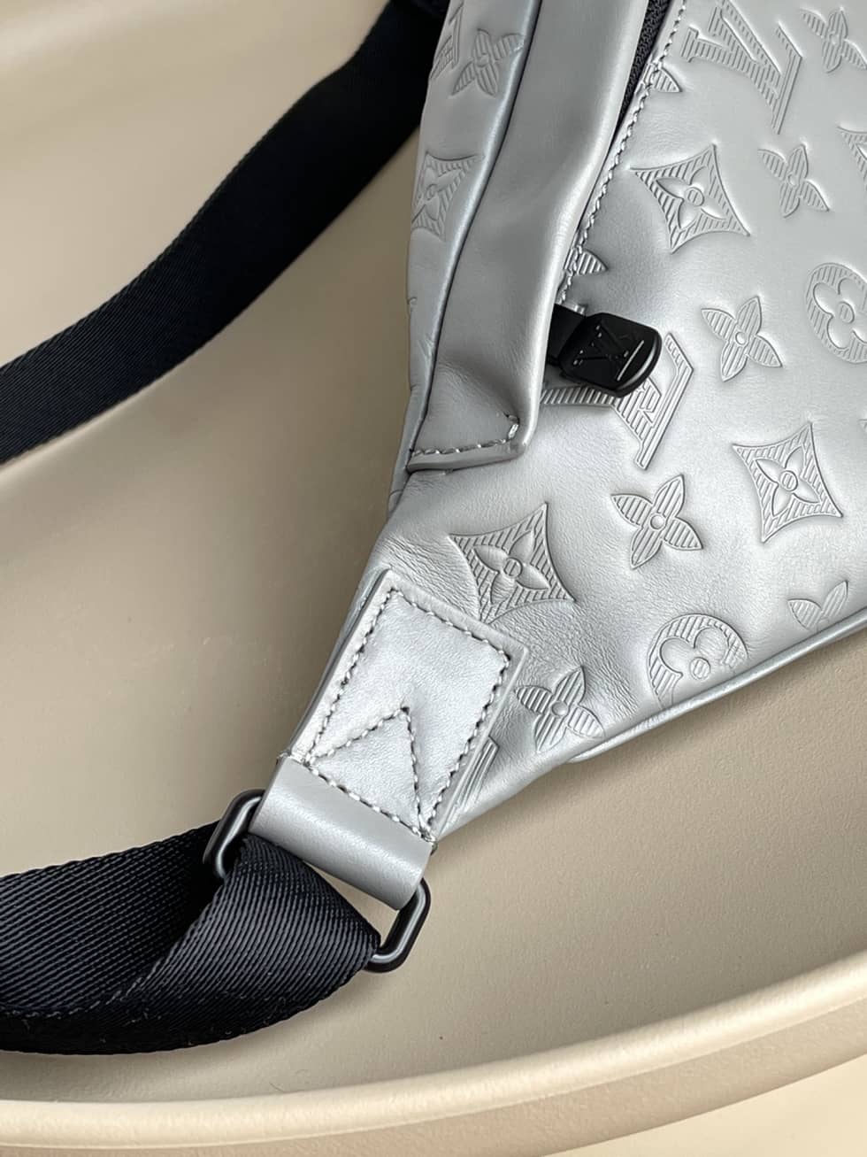 L0vis Vvtt0n Discovery Bumbag Anthracite Gray M46108 Replica Belt Bag